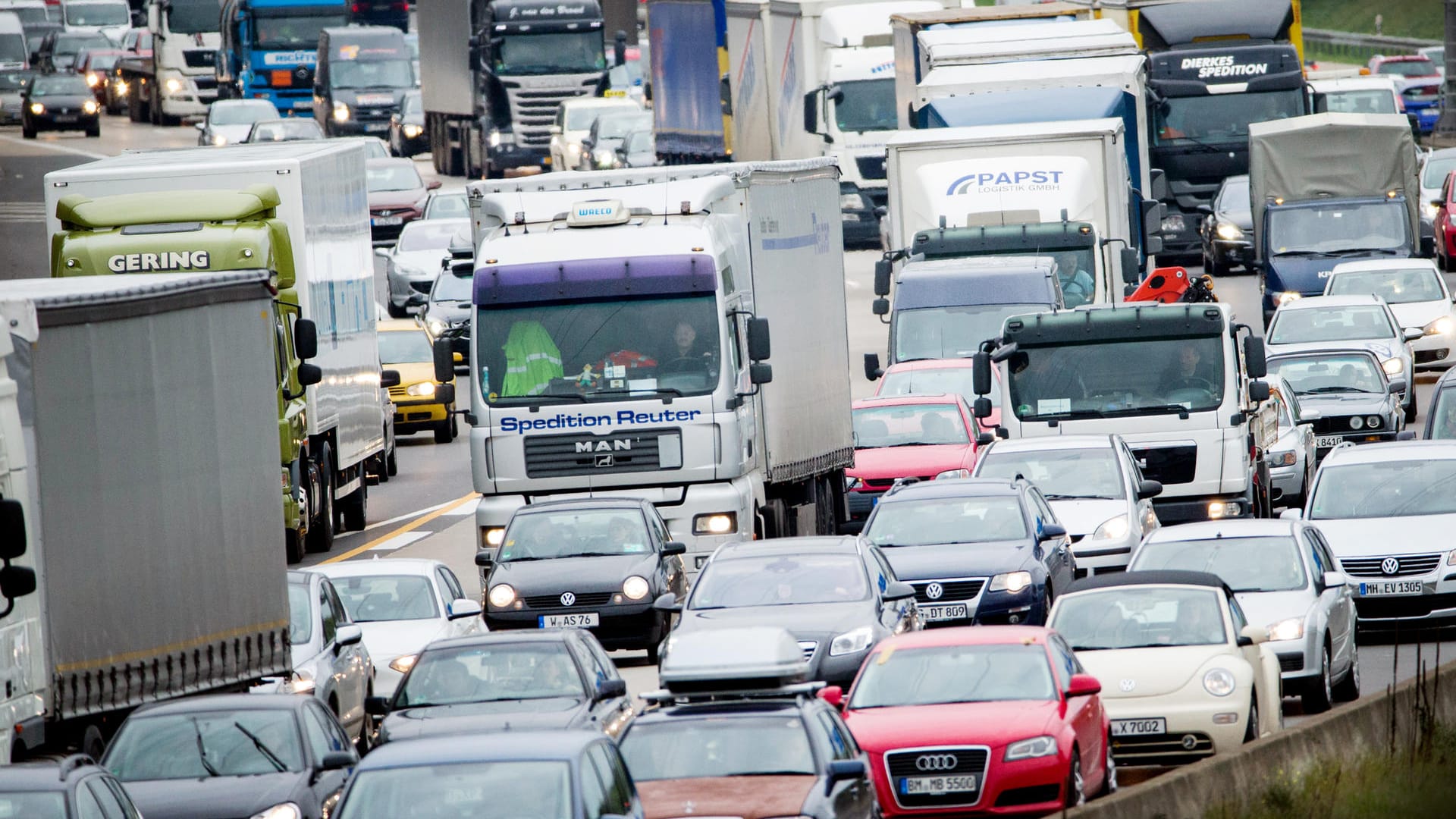 Stau auf Autobahn 3 bei Köln (Archivbild): Nach einem schweren Autounfall kam sperrte die Polizei drei Stunden lang eine Unfallstelle. Stau auf Autobahn 3 bei Köln (Archivbild): Nach einem schweren Autounfall kam sperrte die Polizei drei Stunden lang eine Unfallstelle.
