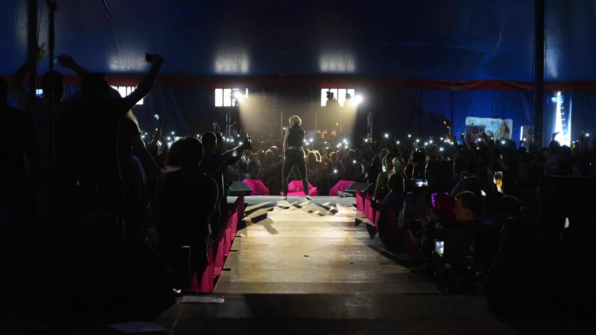 Ein Auftritt beim Schlagerfestival in Friedberg: In der Nacht zu Sonntag starb ein Besucher der Veranstaltung.