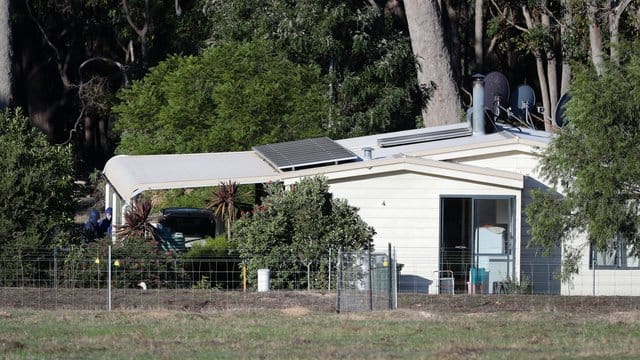 Forensiker der Polizei untersuchen die Farm in Australien, auf der am Freitag sieben Leichen gefunden wurden. Forensiker der Polizei untersuchen die Farm in Australien, auf der am Freitag sieben Leichen gefunden wurden.