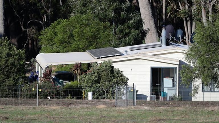 Forensiker der Polizei untersuchen die Farm in Australien, auf der am Freitag sieben Leichen gefunden wurden.