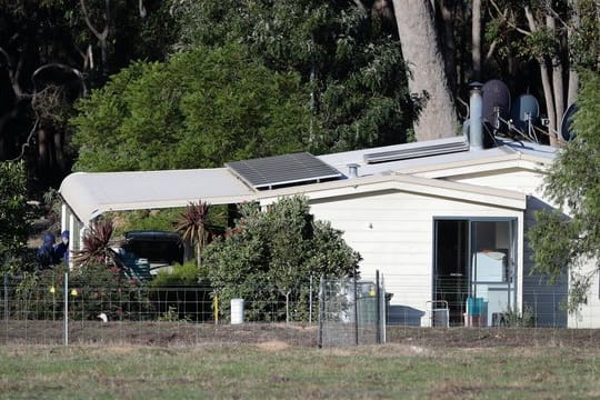 Forensiker der Polizei untersuchen die Farm in Australien, auf der am Freitag sieben Leichen gefunden wurden.
