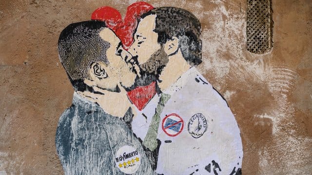 Auf Tuchfühlung: Ein Graffito in der italienischen Hauptstadt zeigt die Parteichef Luigi di Maio (l) Matteo Salvini. Auf Tuchfühlung: Ein Graffito in der italienischen Hauptstadt zeigt die Parteichef Luigi di Maio (l) Matteo Salvini.