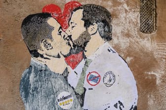 Auf Tuchfühlung: Ein Graffito in der italienischen Hauptstadt zeigt die Parteichef Luigi di Maio (l) Matteo Salvini.