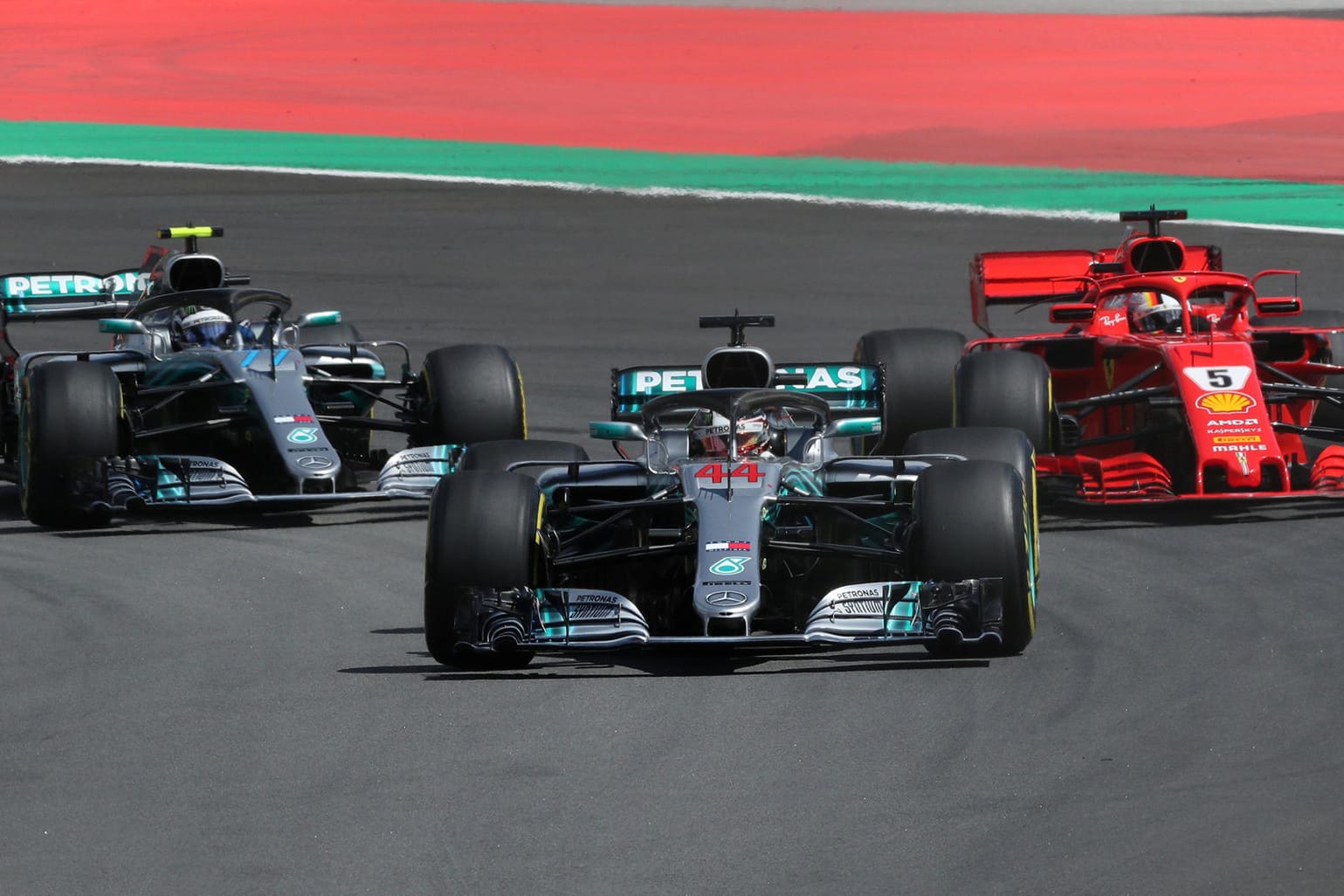 Lewis Hamilton (Mitte) ließ der Konkurrenz keine Chance, Sebastian Vettel (rechts) wurde nur Vierter, Valtteri Bottas landete auf dem zweiten Rang.