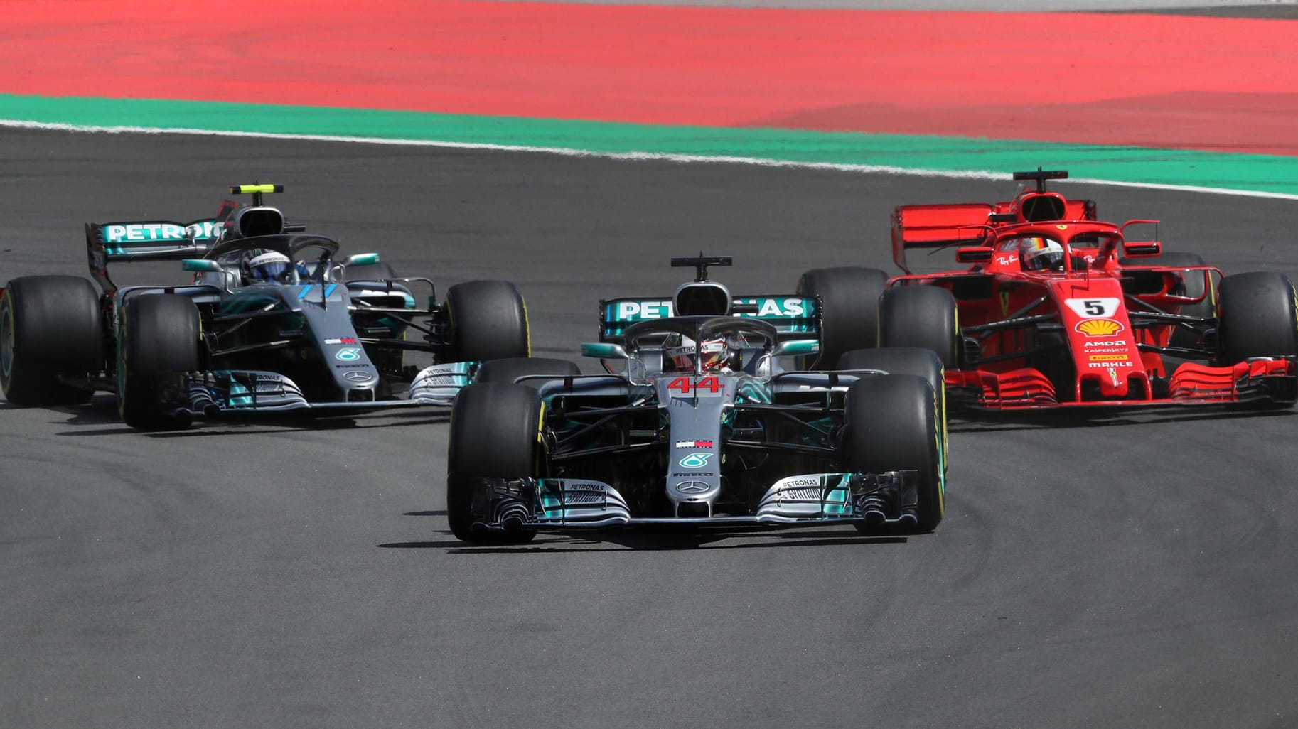 Lewis Hamilton (Mitte) ließ der Konkurrenz keine Chance, Sebastian Vettel (rechts) wurde nur Vierter, Valtteri Bottas landete auf dem zweiten Rang. Lewis Hamilton (Mitte) ließ der Konkurrenz keine Chance, Sebastian Vettel (rechts) wurde nur Vierter, Valtteri Bottas landete auf dem zweiten Rang.