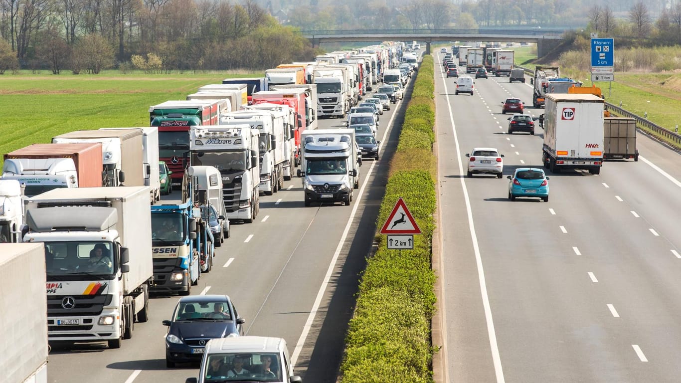 10 04 2018 Hamm Deutschland DER Stau auf der Autobahn A2 Richtung Dortmund zwischen der Ausfahr