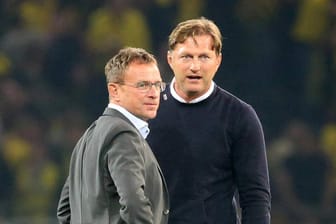 Sportdirektor Rangnick (l.) und Trainer Hasenhüttl: Leipzigs Führungsduo bleibt auch in der kommenden Saison zusammen.