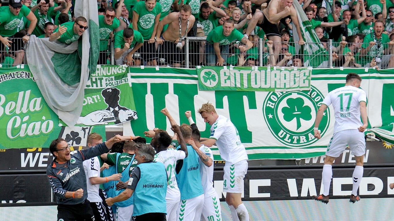 Fürther Spieler, Betreuer und Fans jubeln nach dem Treffer zum 1:0 in Heidenheim. Obwohl sie den Sieg noch vergaben, bleiben sie in der Liga.