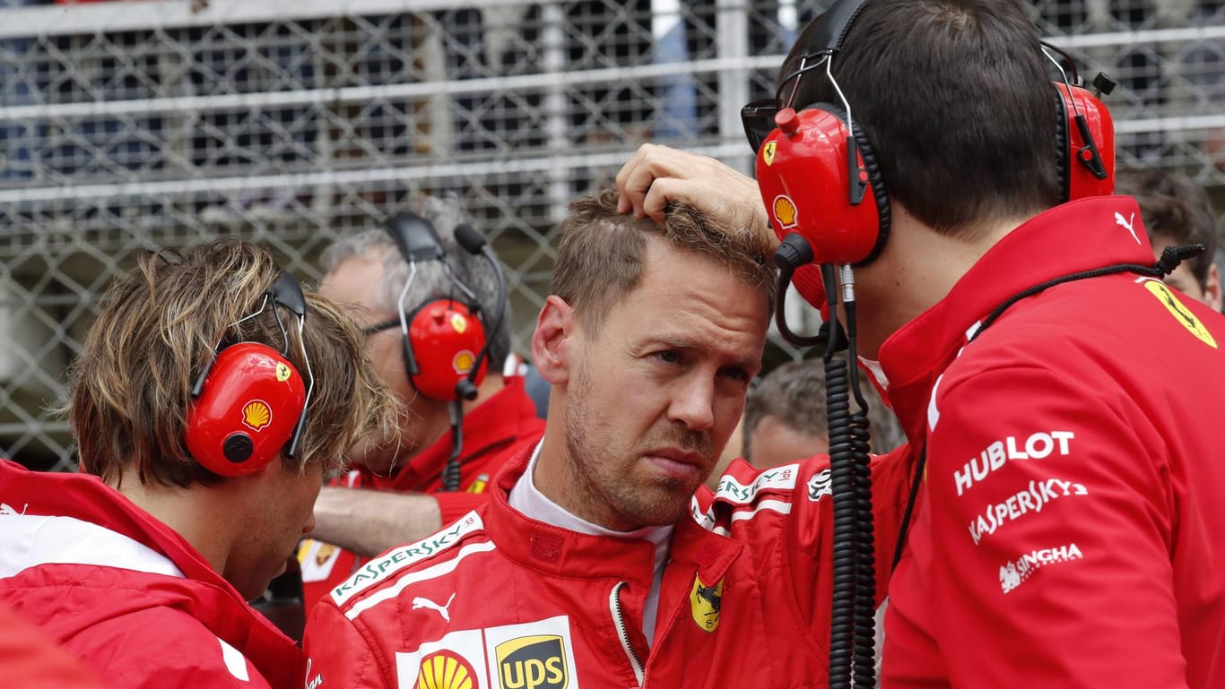 Rätselraten um die Strategie in Barcelona: Sebastian Vettel (Mitte) nach dem Rennen mit Teilen seiner Crew.