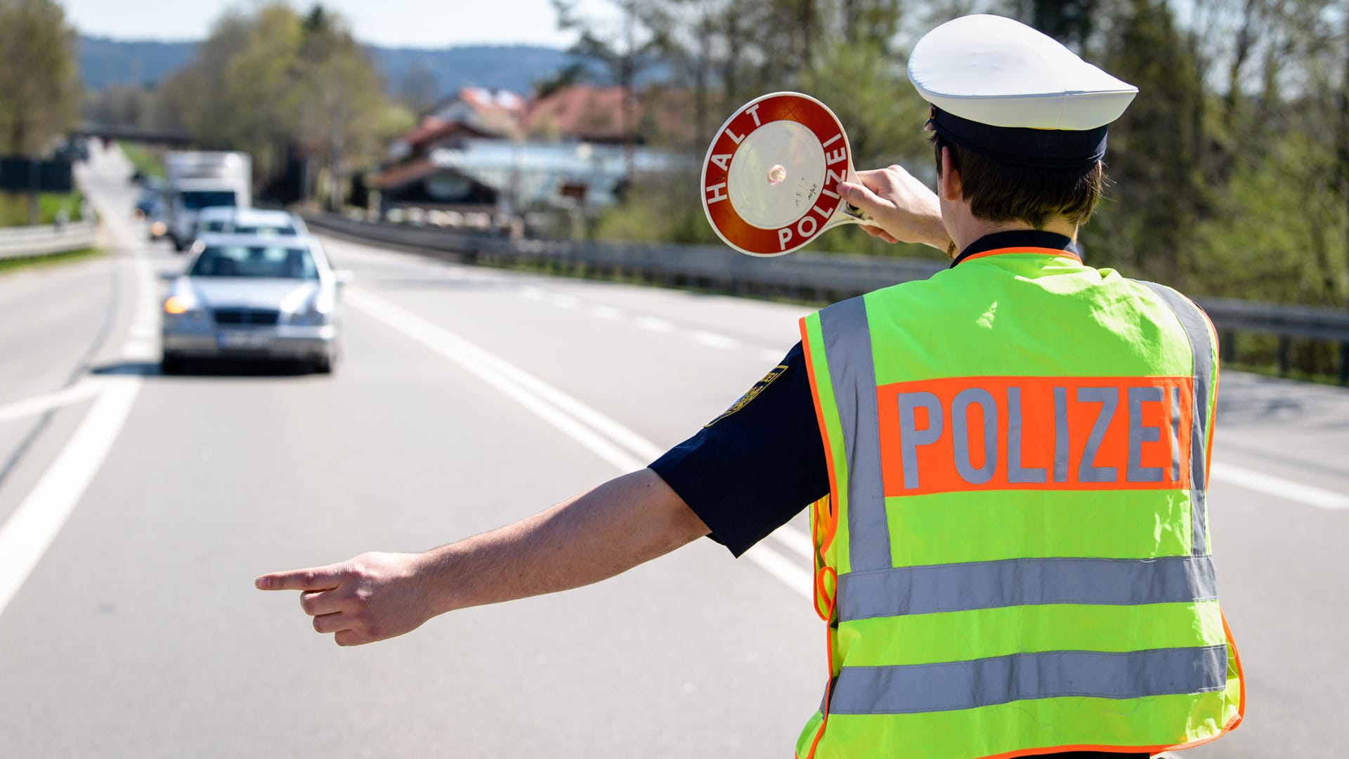 Polizeikontrolle: Ohne Fahrerlaubnis fuhr ein 13-Jähriger in Begleitung eines 22-Jährigen. (Archivbild) Polizeikontrolle: Ohne Fahrerlaubnis fuhr ein 13-Jähriger in Begleitung eines 22-Jährigen. (Archivbild)