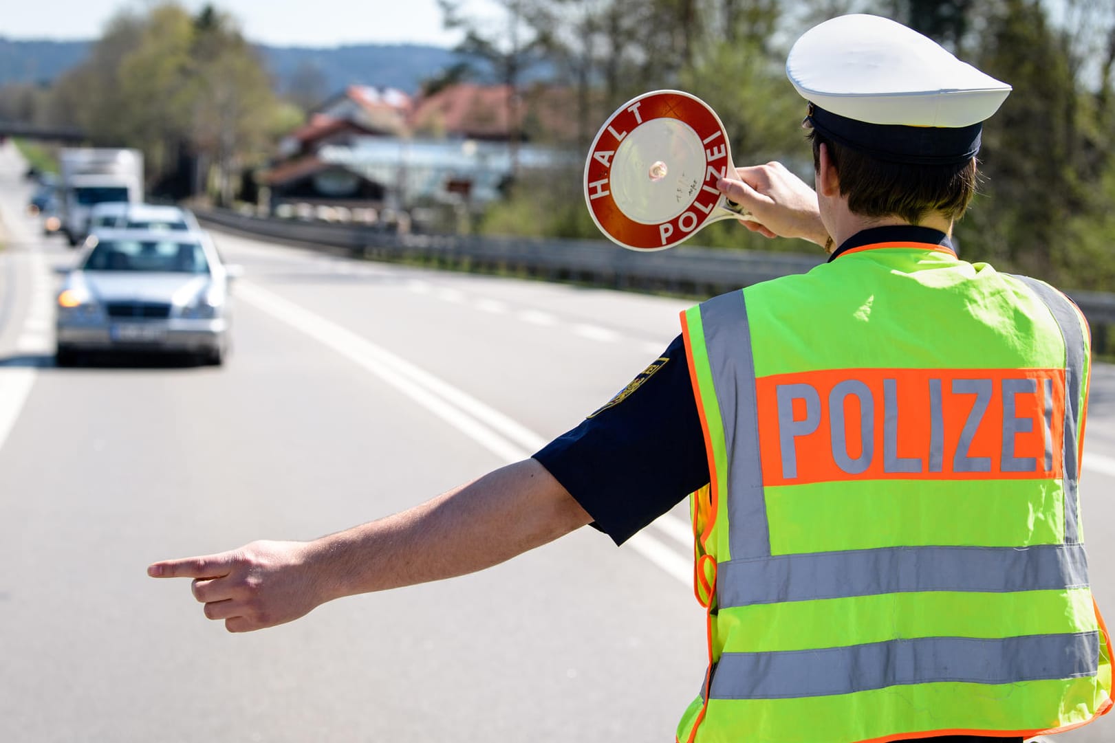 Polizeikontrolle: Ohne Fahrerlaubnis fuhr ein 13-Jähriger in Begleitung eines 22-Jährigen. (Archivbild)