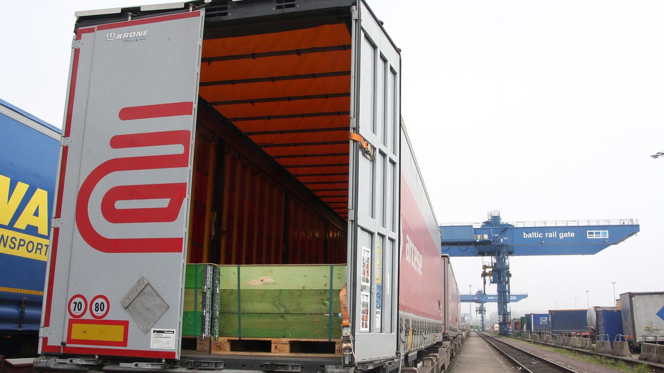 Der Container im Lübecker Hafen: Noch ist unklar, woher die Flüchtlinge stammen.