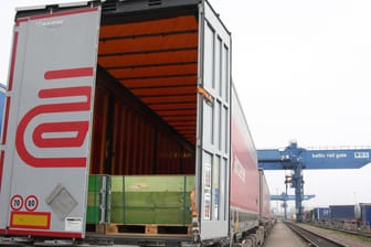 Der Container im Lübecker Hafen: Noch ist unklar, woher die Flüchtlinge stammen.