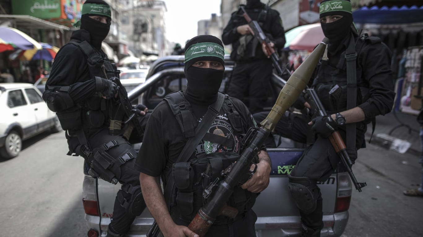 Vermummte Kämpfer der Kassam-Brigaden der Hamas: Die Terrororganisation ruft zum Sturm auf Israels Grenze auf.