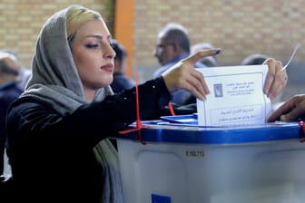 Eine Irakerin bei der Wahl: Anders als viele andere will sie mit entscheiden, wie sich das neue Parlament zusammensetzt.