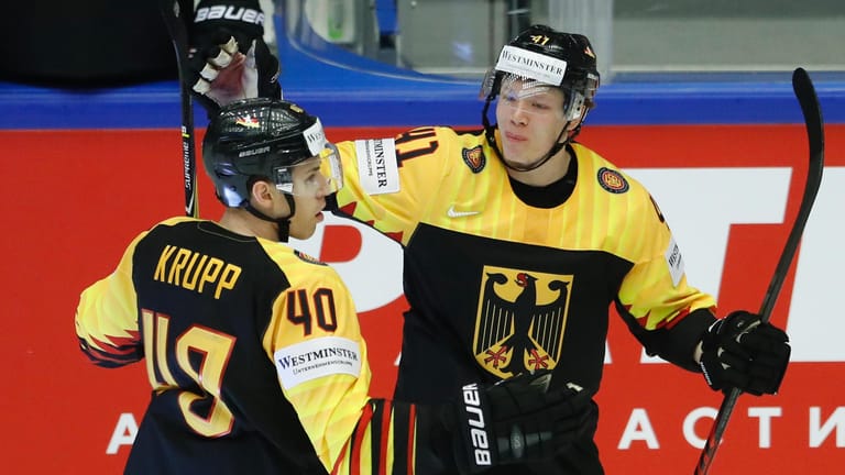 Die Nationalspieler Björn Krupp (l.) und Jonas Müller jubeln: Gegen Finnland gelang ihnen ein historischer Erfolg.