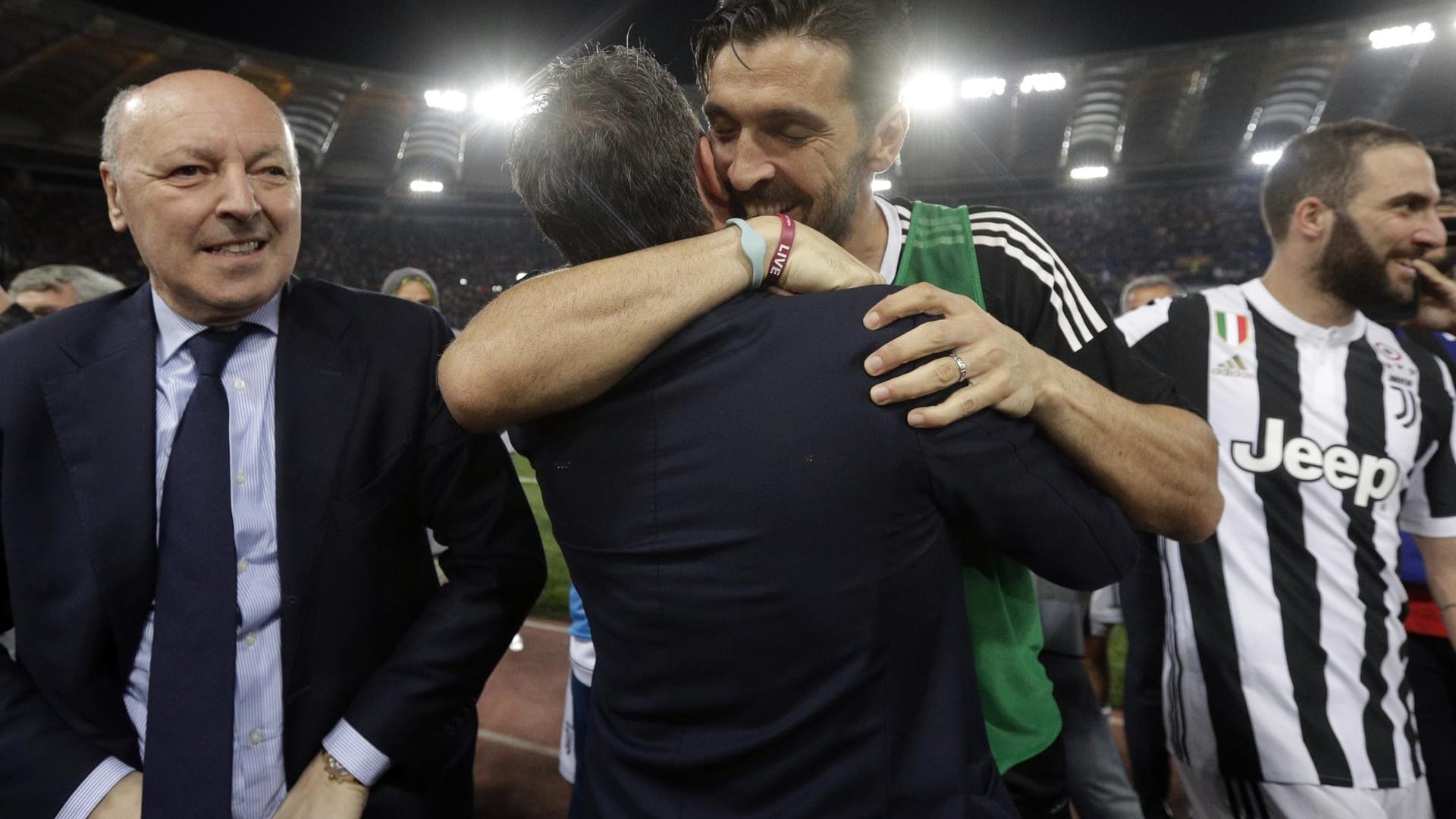 Juventus Torwart Gianluigi Buffon (M, hinten) umarmt ein Mannschaftsmitglied nach dem Spiel.