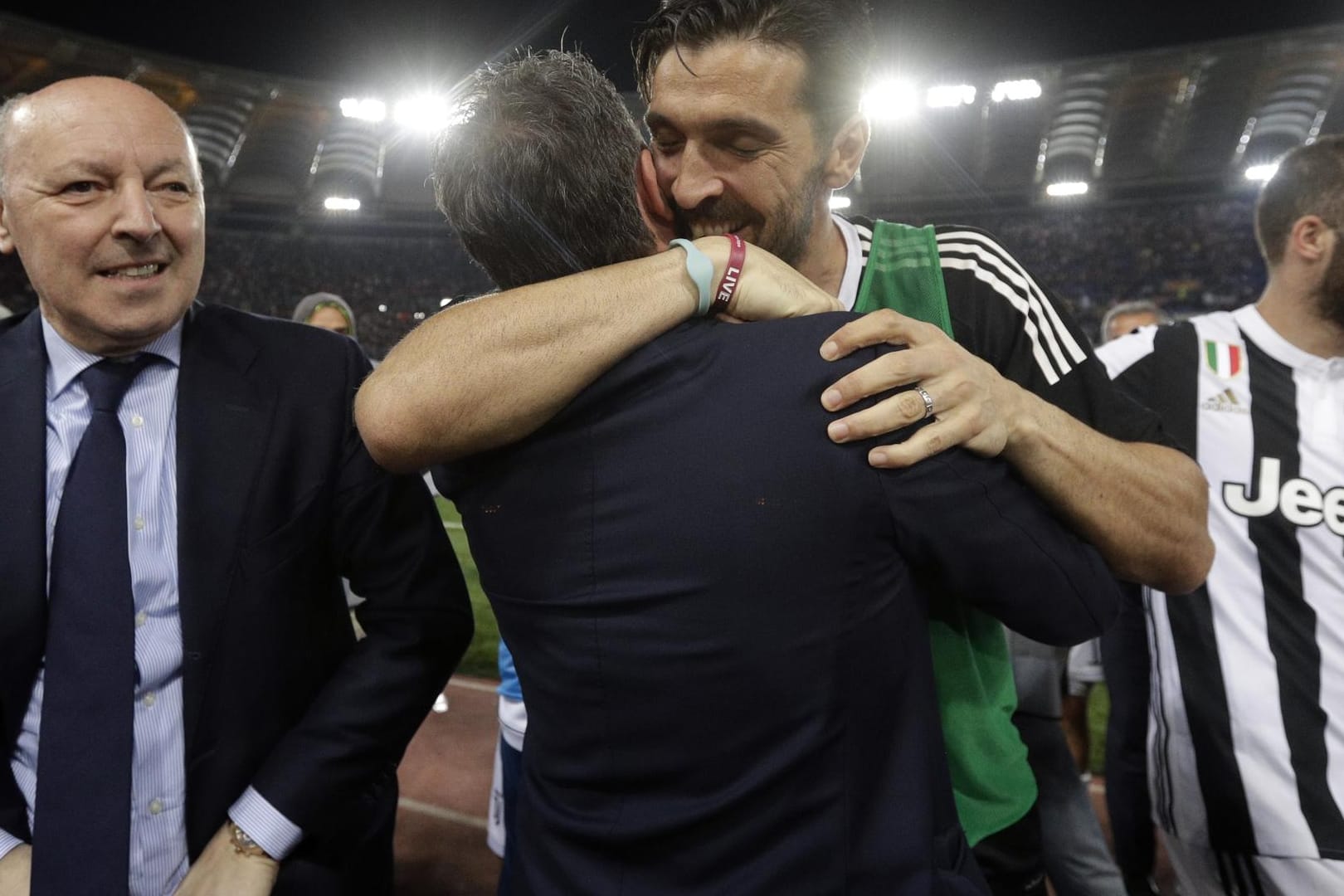 Juventus Torwart Gianluigi Buffon (M, hinten) umarmt ein Mannschaftsmitglied nach dem Spiel.