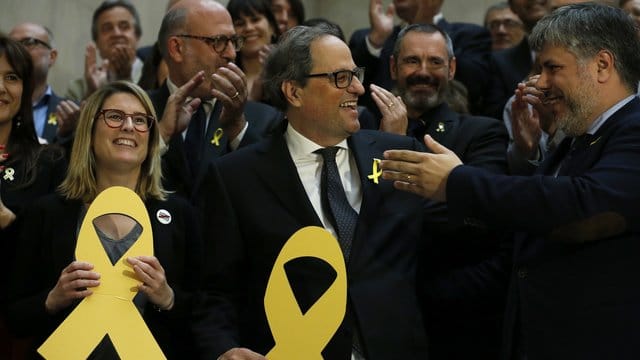 Quim Torra nimmt Glückwünsche nach seiner Wahl zum Regionalpräsidenten von Katalonien entgegen. Quim Torra nimmt Glückwünsche nach seiner Wahl zum Regionalpräsidenten von Katalonien entgegen.