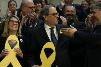 Quim Torra nimmt Glückwünsche nach seiner Wahl zum Regionalpräsidenten von Katalonien entgegen.