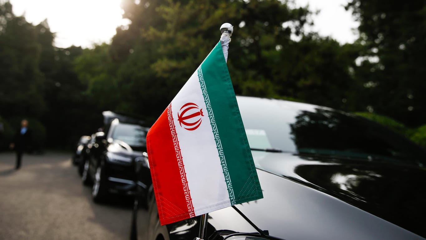 Ein Auto der iranischen Delegation beim Besuch des iranischen Außenminister Sarif in China: Die Eurpäer wollen weiter versuchen, die US-Regierung von der Einhaltung des Atom-Abkommens zu überzeugen.