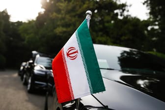 Ein Auto der iranischen Delegation beim Besuch des iranischen Außenminister Sarif in China: Die Eurpäer wollen weiter versuchen, die US-Regierung von der Einhaltung des Atom-Abkommens zu überzeugen.
