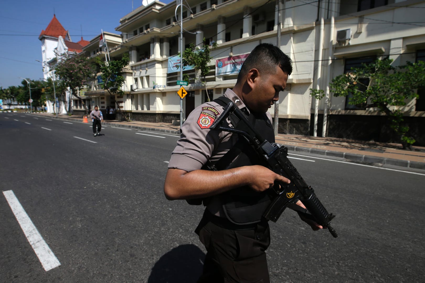 Polizisten sperren nach einem Anschlag auf die Polizeizentrale eine Straße ab: Einen Tag nach den Selbstmordattentaten auf christliche Kirchen ist es zu einem weiteren Anschlag in Surabaya gekommen.