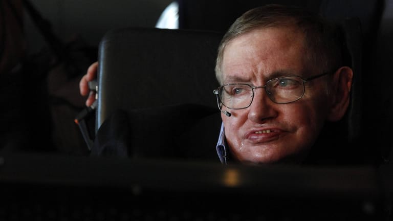 Der weltbekannte Physiker Stephen Hawking starb am 14. März: Für die Eintrittskarten zu seiner Beisetzung können sich auch Interessierte mit dem Geburtsjahr 2038 bewerben.