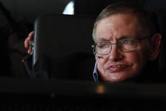 Der weltbekannte Physiker Stephen Hawking starb am 14. März: Für die Eintrittskarten zu seiner Beisetzung können sich auch Interessierte mit dem Geburtsjahr 2038 bewerben.