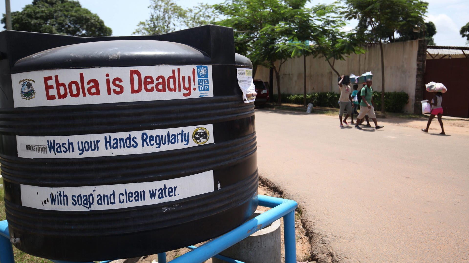 Liberianer gehen an einem Tank mit chloriertem Wasser vorbei: In der Demokratischen Republik Kongosoll diese Woche nach dem erneuten Ausbruch der Krankheit eine Impfkampagne starten. (Archivbild) Liberianer gehen an einem Tank mit chloriertem Wasser vorbei: In der Demokratischen Republik Kongosoll diese Woche nach dem erneuten Ausbruch der Krankheit eine Impfkampagne starten. (Archivbild)