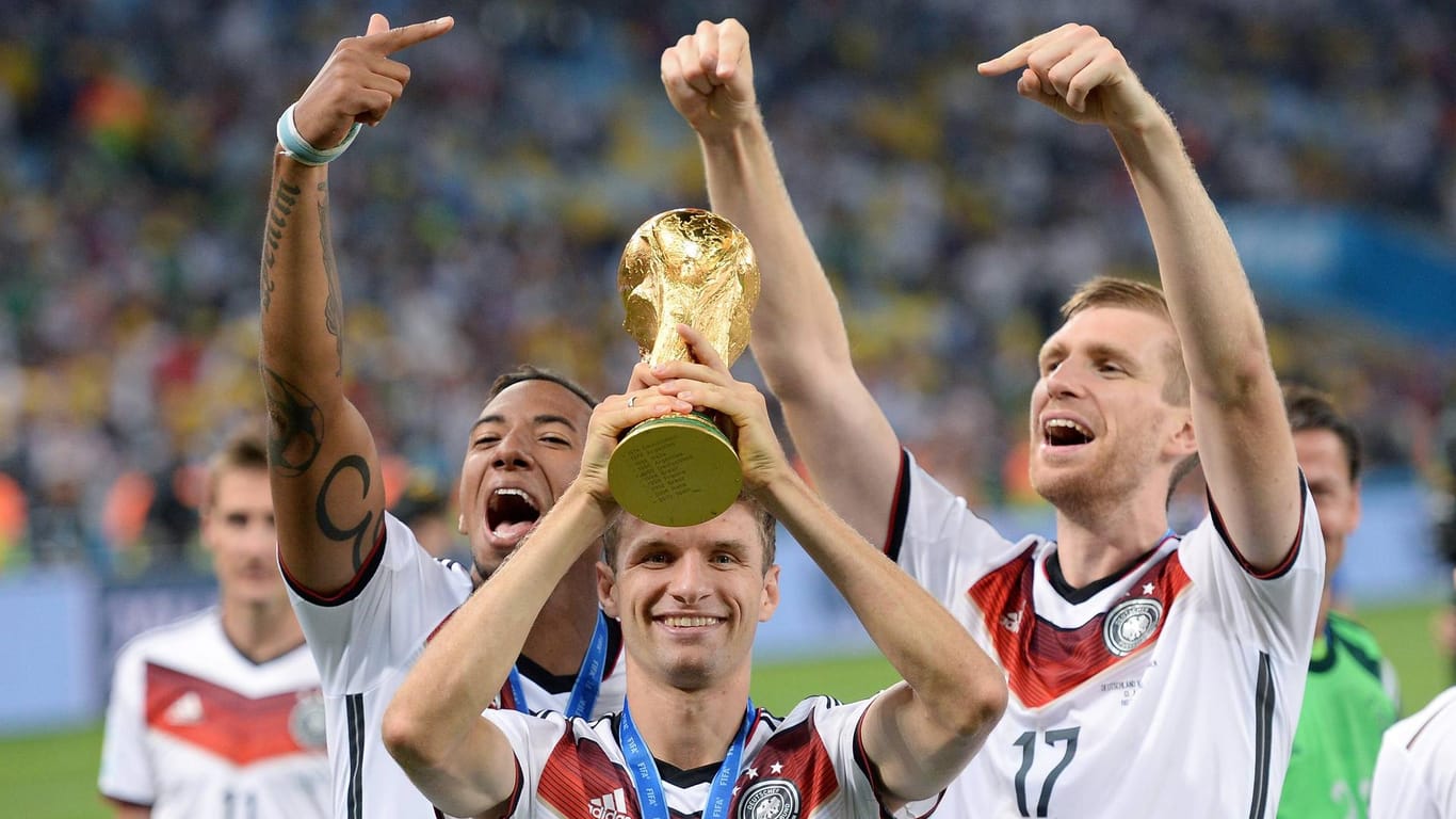 Ein strahlender Thomas Müller (M.) mit dem WM-Pokal 2014: Das deutsche Team plagen jedoch Verletzungssorgen.