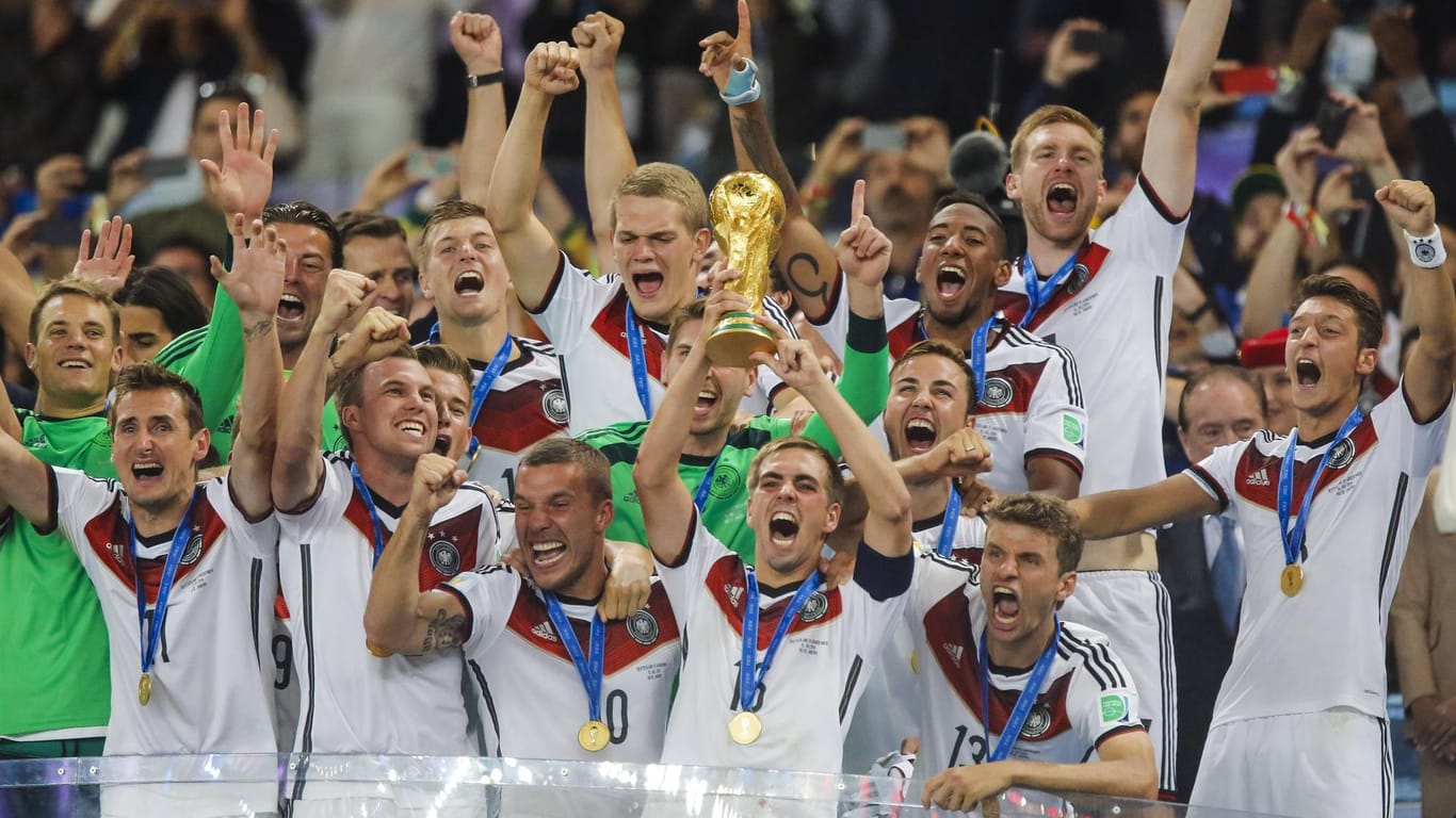 Das DFB-Team nach dem Gewinn der WM 2014 in Rio: Dass ein Team den Titel vier Jahre später verteidigt hat, ist lange her.