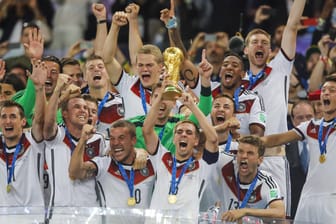 Das DFB-Team nach dem Gewinn der WM 2014 in Rio: Dass ein Team den Titel vier Jahre später verteidigt hat, ist lange her.