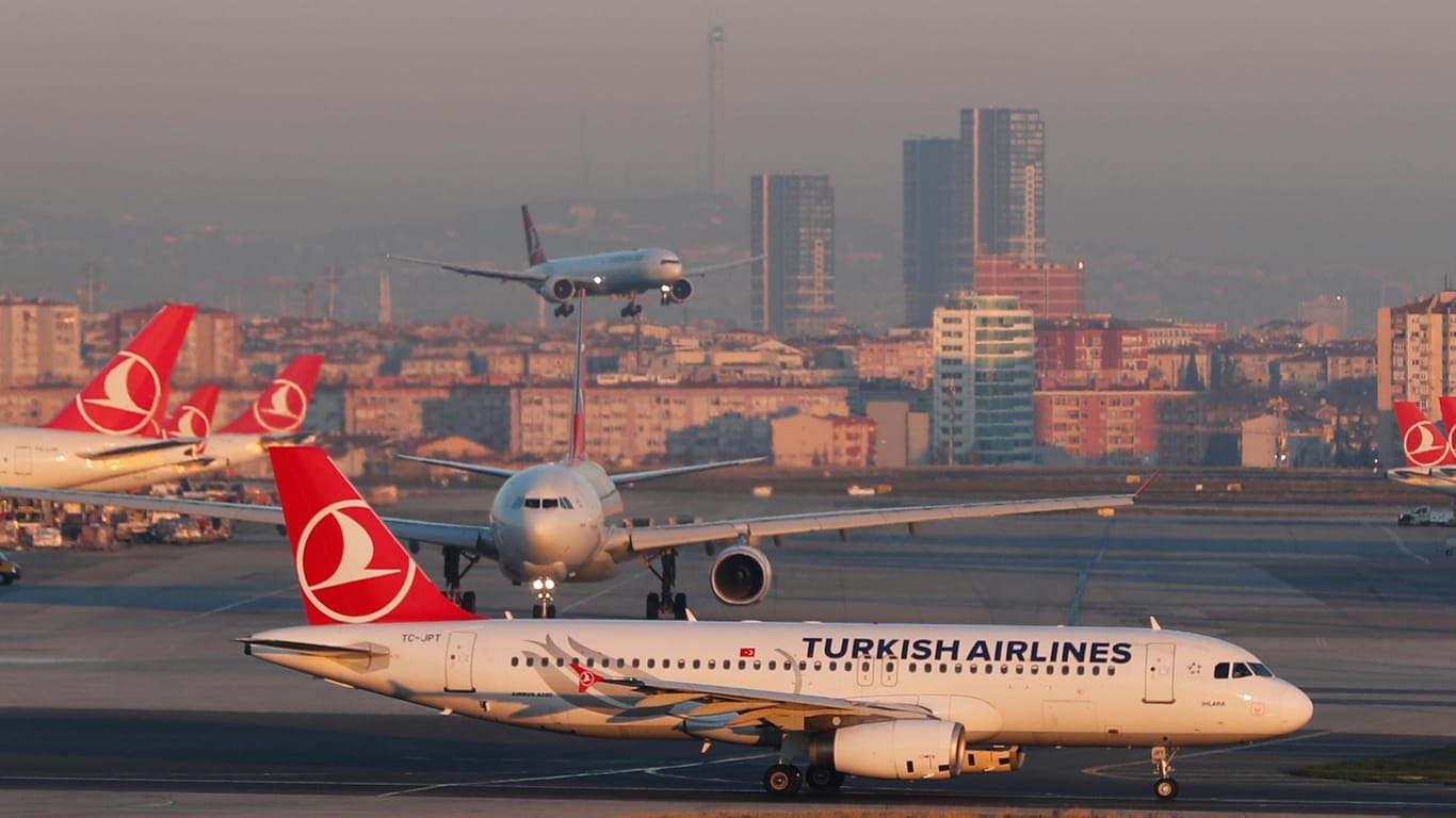 Der stark frequentierte Flughafen Istanbul-Atatürk: Hier kamen sich zwei Airbusse zu nahe und kollidierten auf kuriose Weise.