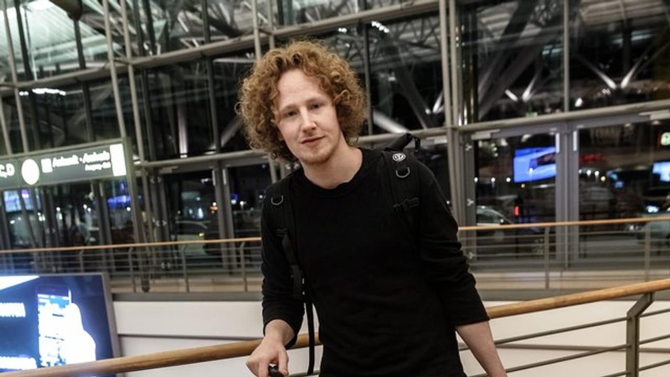 ESC-Teilnehmer Michael Schulte nach seiner Rückkehr aus Portugal im Flughafen Hamburg.
