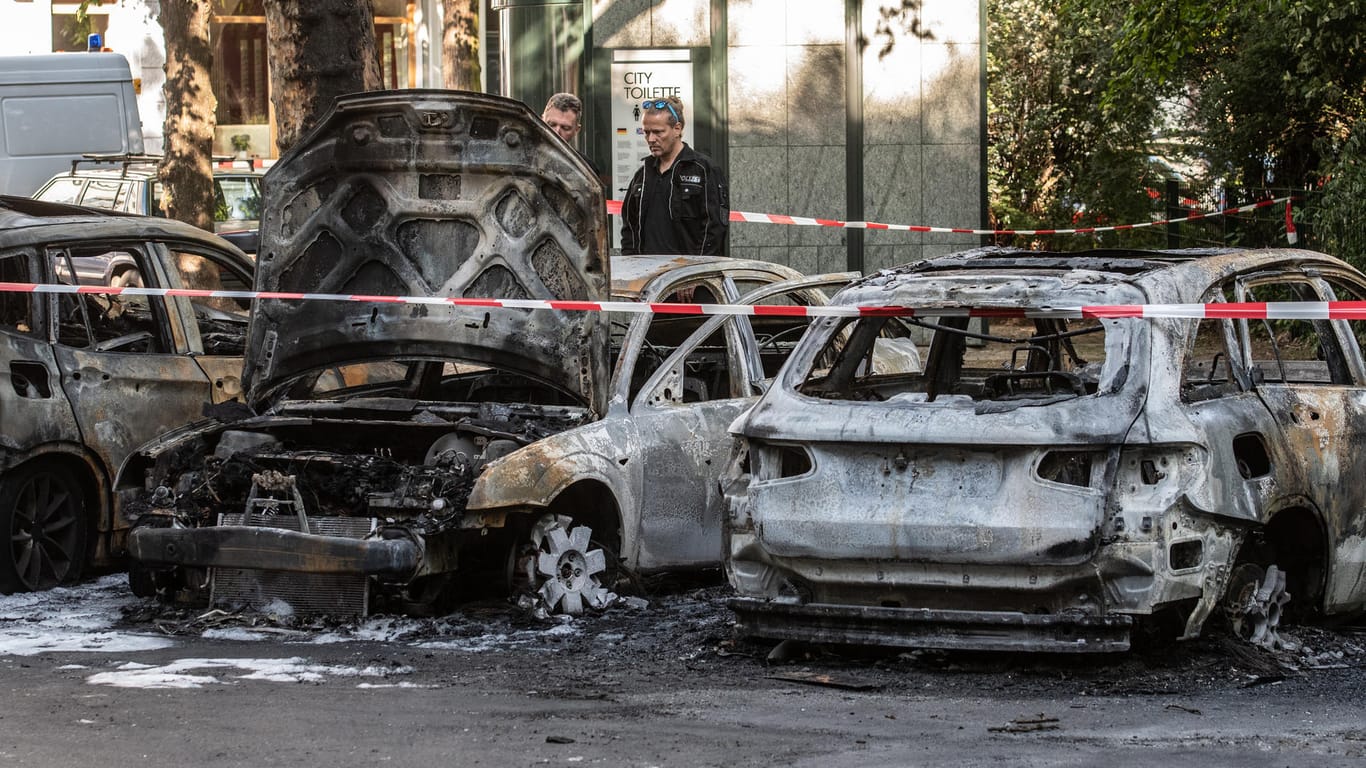 Ausgebrannte Fahrzeuge stehen am Kollwitzplatz: Im Berliner Bezirk Prenzlauer Berg brannten am frühen Morgen elf Fahrzeuge lichterloh.