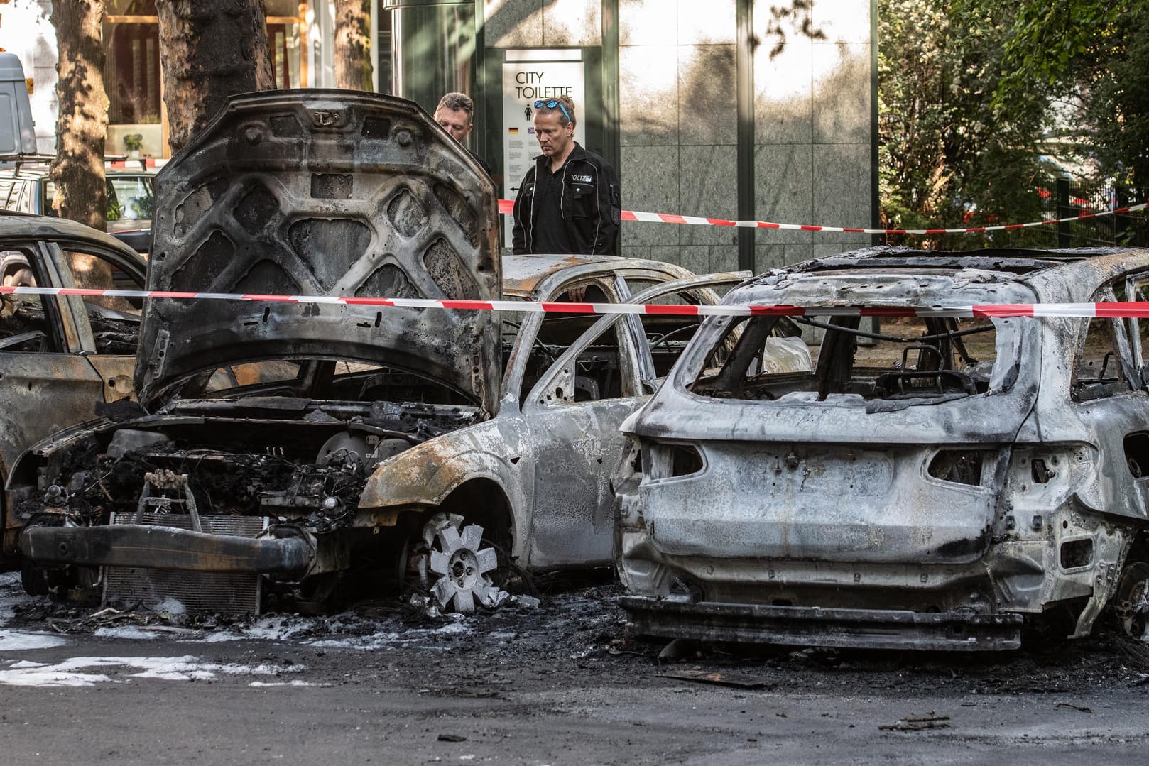 Ausgebrannte Fahrzeuge stehen am Kollwitzplatz: Im Berliner Bezirk Prenzlauer Berg brannten am frühen Morgen elf Fahrzeuge lichterloh.