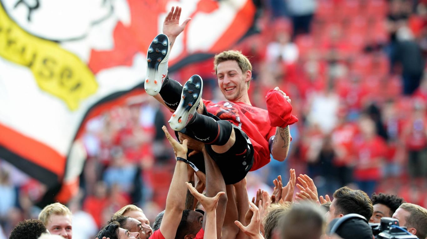 Leverkusens Stefan Kießling lässt sich ein letztes Mal feiern: Der Stürmer beendete am Samstag seine aktive Karriere.