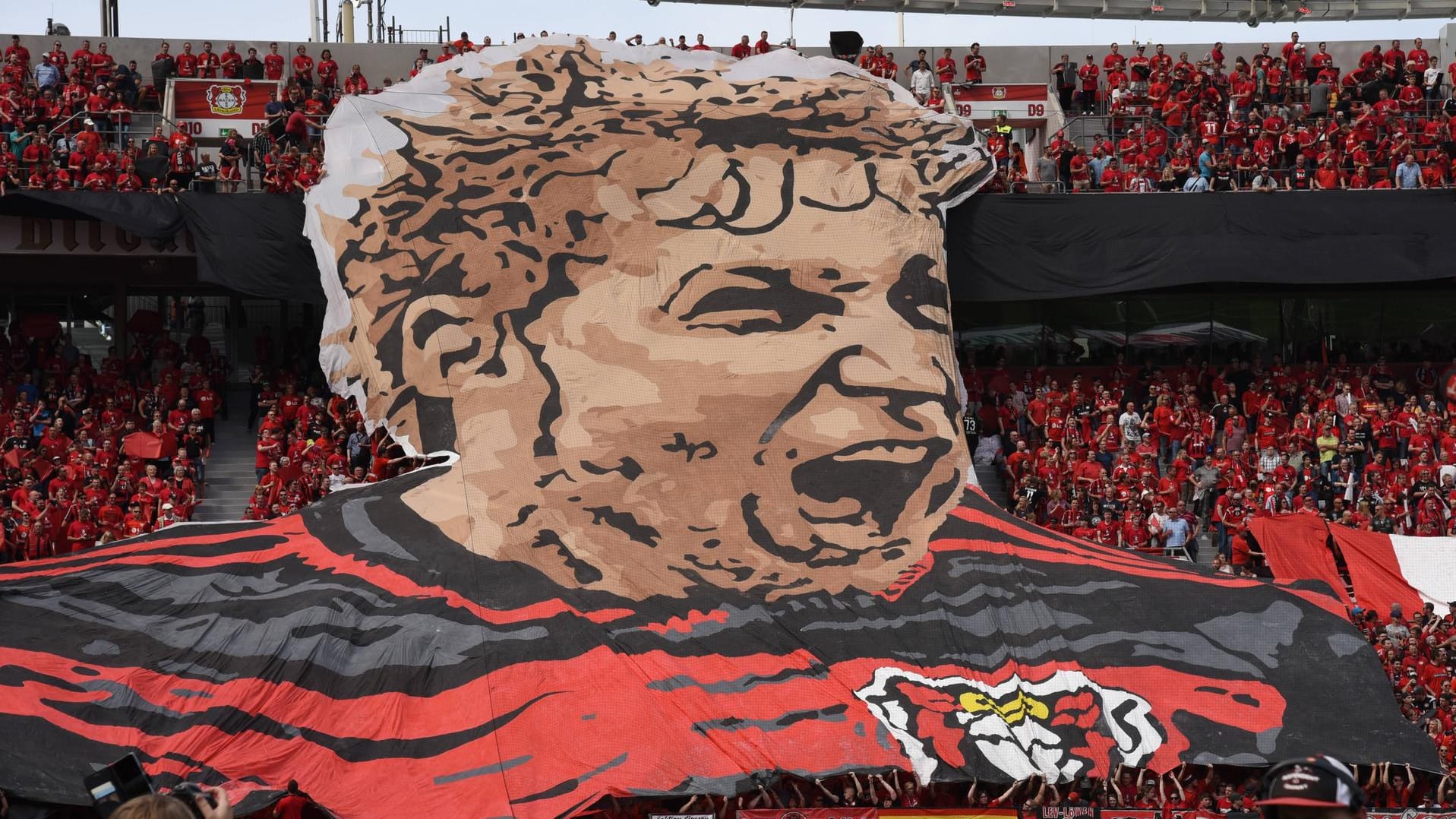 Emotionaler Abschied: Mit dieser Choreo bedankten sich die Leverkusen-Fans bei Stefan Kießling für 403 Bundesligaspiele.