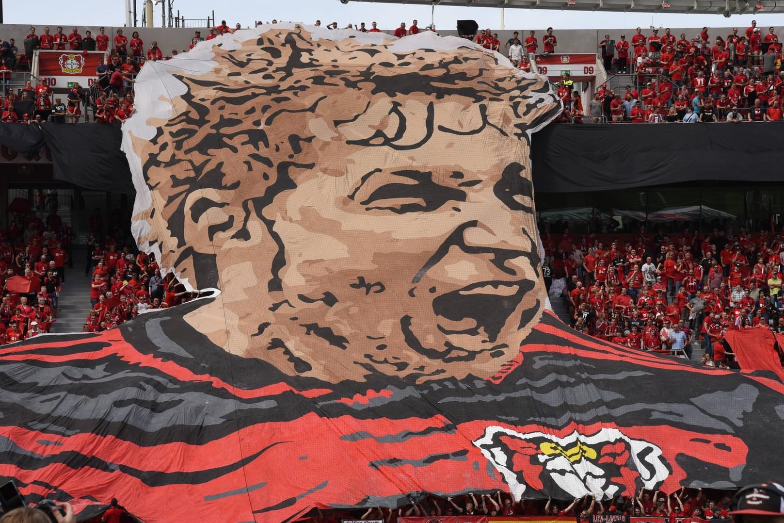 Emotionaler Abschied: Mit dieser Choreo bedankten sich die Leverkusen-Fans bei Stefan Kießling für 403 Bundesligaspiele.