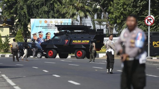 Nach den Selbstmordattentaten auf christliche Kirchen in Surabaya ist das Polizei-Hauptquartier zum Anschlagsziel geworden. Nach den Selbstmordattentaten auf christliche Kirchen in Surabaya ist das Polizei-Hauptquartier zum Anschlagsziel geworden.