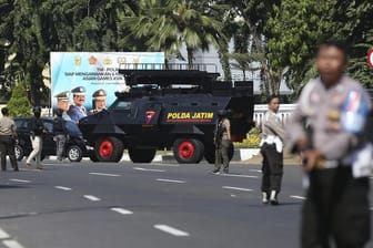 Nach den Selbstmordattentaten auf christliche Kirchen in Surabaya ist das Polizei-Hauptquartier zum Anschlagsziel geworden.