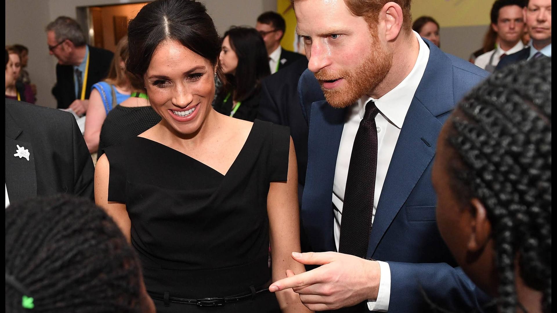 Ob Meghan Markle auch so schön lachen würde, wenn sie die Badeanzüge mit ihrem Gesicht drauf sehen würde? Der Blick von Prinz Harry ist da schon passender.