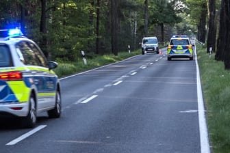 Polizeifahrzeuge sichern die Unfallstelle auf der B 179 bei Groß Köris: Dort war am Sonntag ein 81-Jähriger mit dem Auto in eine Gruppe von vier Radfahrern gerast.
