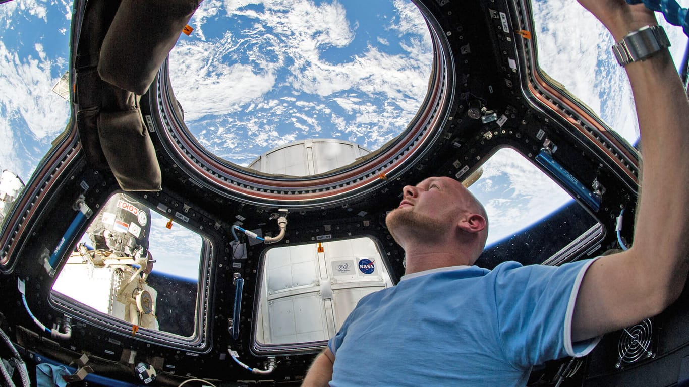 Der ESA-Astronaut Alexander Gerst blickt während seines Fluges mit der Internationalen Raumstation ISS auf die Erde: Bald geht es für den Deutschen wieder ins All.