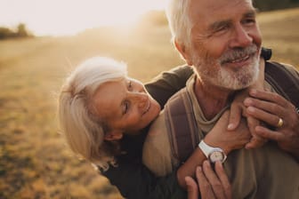 Seniorenpaar auf Wandertour: Beamte genießen durch ihre Pension ein gutes Einkommen im Alter. Für den Erhalt des Lebensstandards sollten aber auch sie vorsorgen.