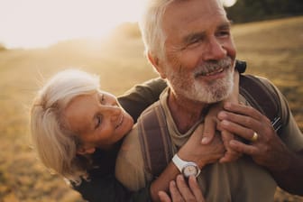 Seniorenpaar auf Wandertour: Beamte genießen durch ihre Pension ein gutes Einkommen im Alter. Für den Erhalt des Lebensstandards sollten aber auch sie vorsorgen.