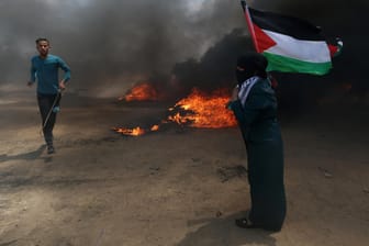 Brennende Reifen am Gaza-Streifen und Tote, aber kein Flächenbrand unter palästinensischer Flagge? Nahost-Experte Marc Frings sieht kein extremes Eskalationspotenzial.