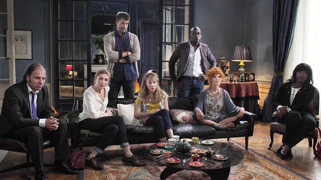 Claude (Philippe Katerine), Sophie (Julie Gayet), Philippe (Thierry Neuvic), Agnès (Julie Depardieu), Hugo (Lucien Jean-Baptiste), Madeleine (Nino Kirtadze) und Babette (Claudia Tagbo) werden ganz schön in die Enge getrieben.