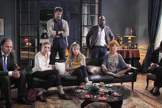 Claude (Philippe Katerine), Sophie (Julie Gayet), Philippe (Thierry Neuvic), Agnès (Julie Depardieu), Hugo (Lucien Jean-Baptiste), Madeleine (Nino Kirtadze) und Babette (Claudia Tagbo) werden ganz schön in die Enge getrieben.